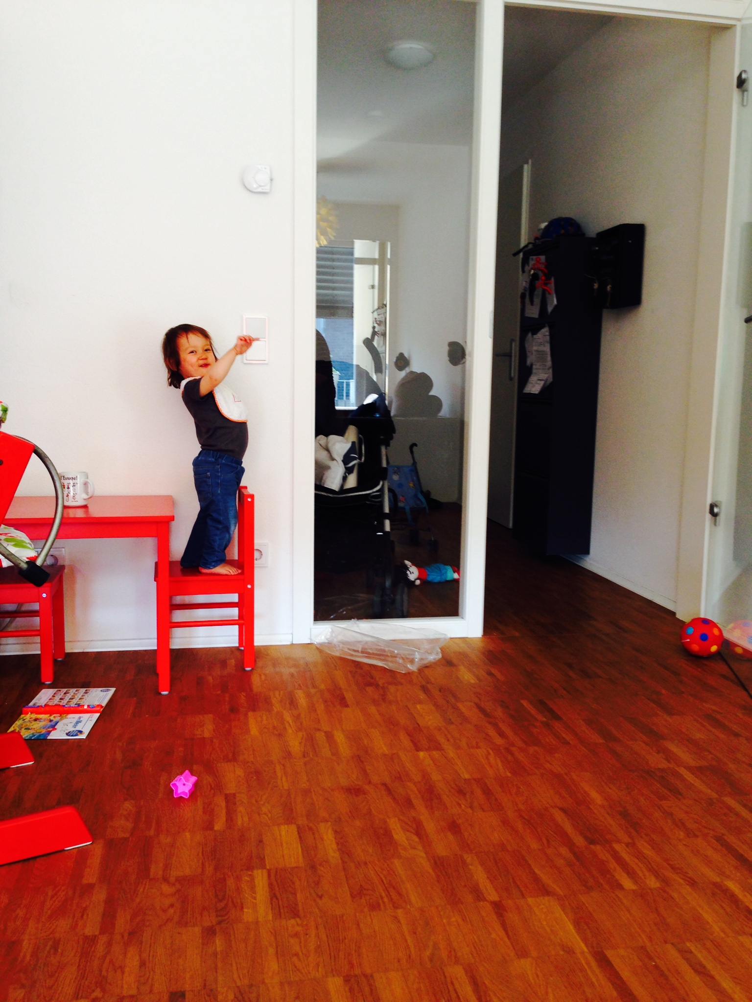 /schnipsel/201405-mai-2014/02-emilia-ganz-stolz-beim-lichtschalten/0Foto 2.JPG